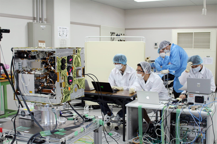 Các nghiên cứu viên Việt Nam chế tạo MicroDragon tại Nhật Bản. (Nguồn: VNSC)