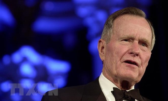 Cựu Tổng thống Mỹ George Herbert Walker Bush phát biểu tại một sự kiện ở Washington, DC, Mỹ, ngày 6-12-2002. (Ảnh: AFP/TTXVN)
