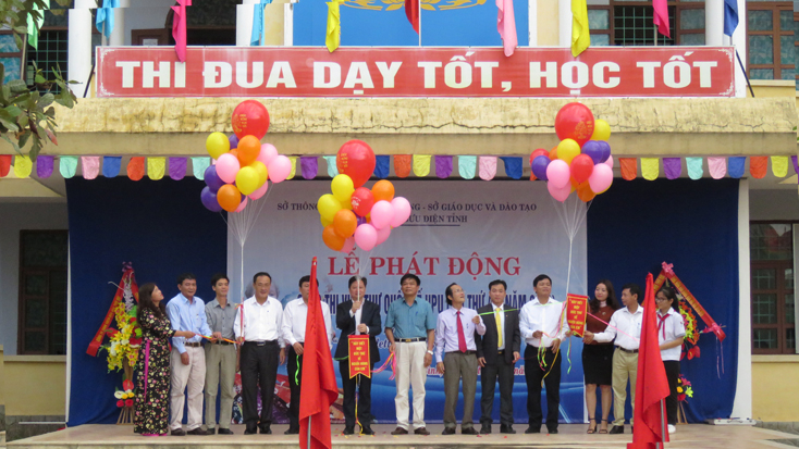 Đại diện lãnh đạo các sở, ban, ngành… tham gia lễ thả bóng bay mang thông điệp của cuộc thi Viết thư Quốc tế UPU lần thứ 48.