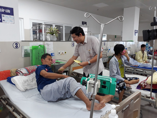 Đồng chí Thái Hồng Quân, Giám đốc điện lực Quảng Bình, Trưởng Khối thi đua các ngành dịch vụ thăm hỏi, tặng quà cho bệnh nhân nghèo