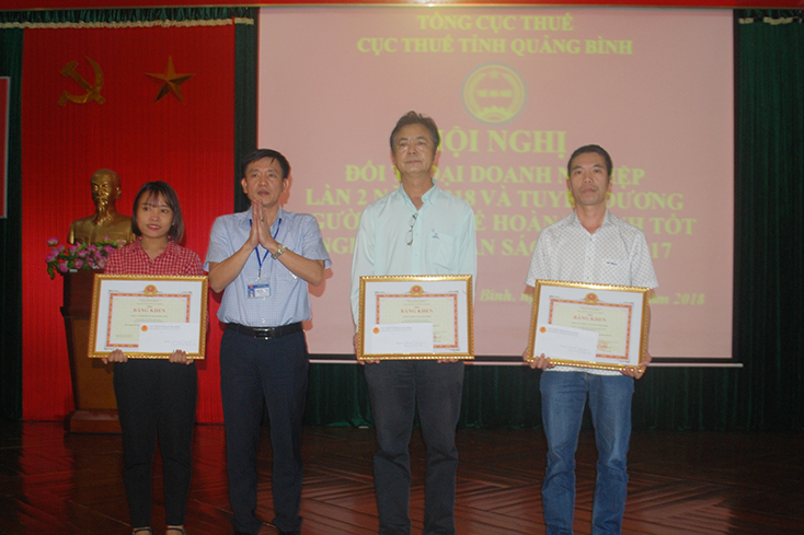 Đại diện lãnh đạo Cục Thuế tỉnh trao bằng khen Bộ Tài chính cho các đơn vị có thành tích xuất sắc trong việc nộp thuế năm 2017.