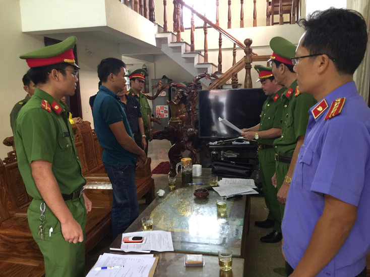 Đọc lệnh khám xét nhà ở và lệnh bắt tạm giam đối tượng Nguyễn Văn Tường về tội danh “Buôn bán hàng cấm”.