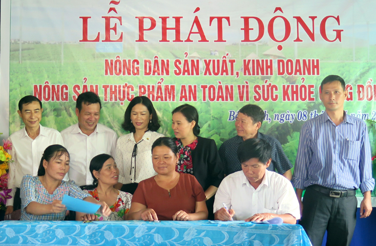 Hội Nông dân huyện Bố Trạch và các hộ dân thôn 8, xã Hoàn Trạch ký cam kết sản xuất, kinh doanh nông sản an toàn.