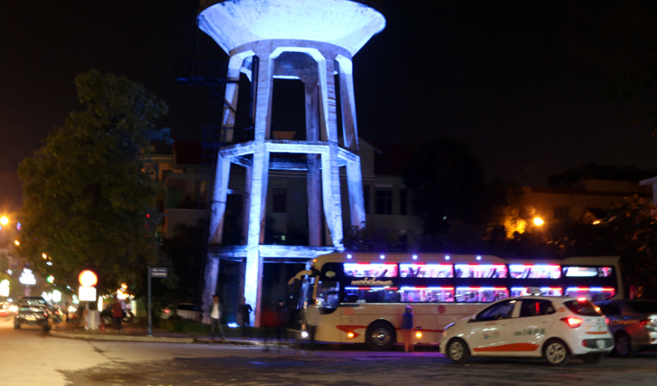Nhà xe Hưng Long vẫn vô tư dừng đỗ ngay cạnh văn phòng số 19A Lý Thường Kiệt-TP Đồng Hới để đón khách và xếp hàng hóa, nhưng tuyệt nhiên không thấy sự xuất hiện của lực lượng chức năng.
