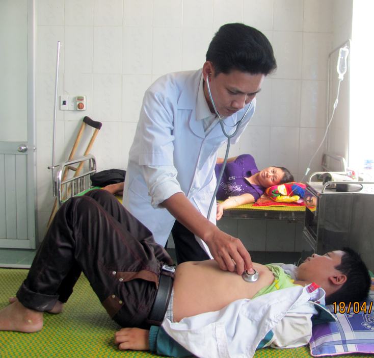 Tăng cường nguồn lực cho y tế cơ sở sẽ tạo điều kiện cho người dân được chăm sóc sức khỏe tốt hơn ngay tại phương.   