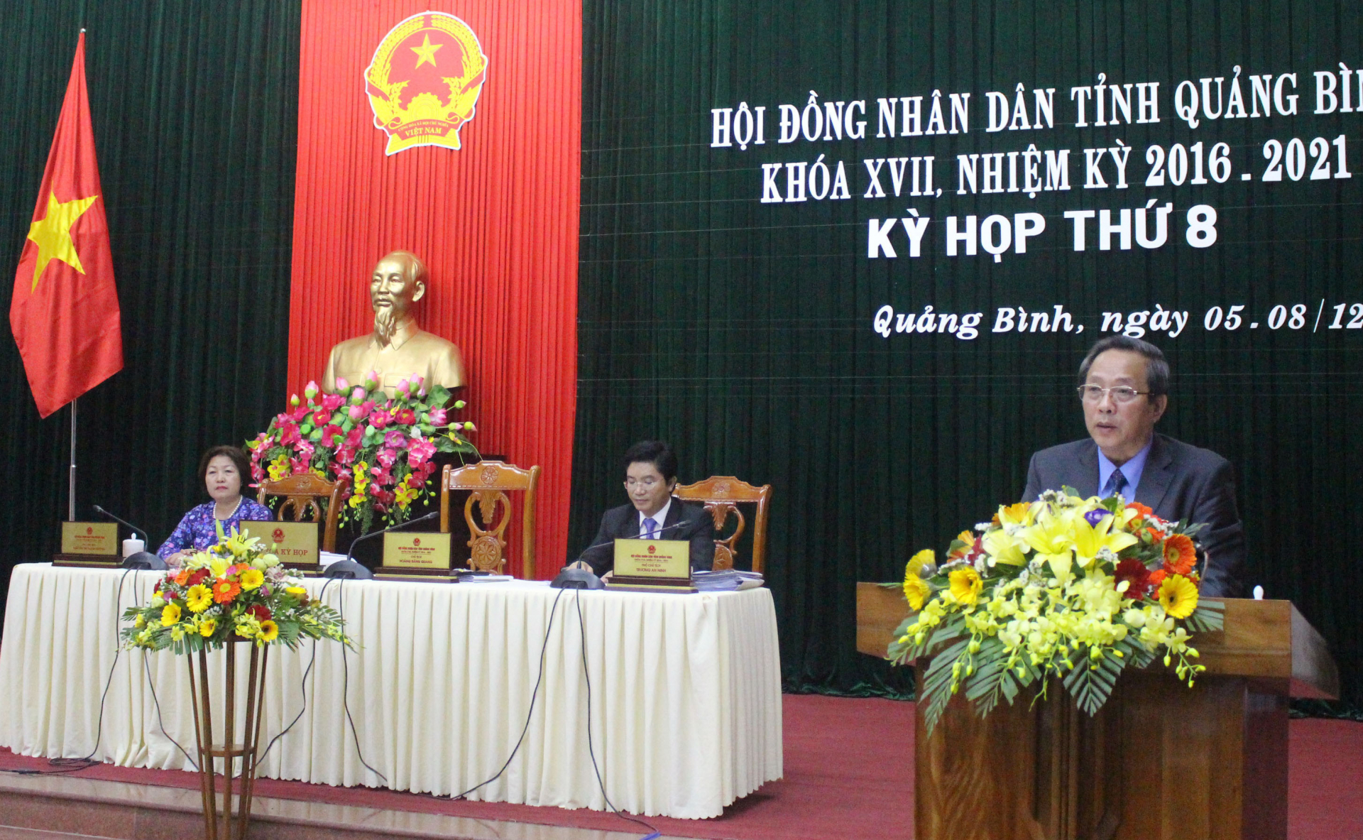 Đồng chí Chủ tịch HĐND tỉnh phát biểu kết luận phiên họp chất vấn và trả lời chất vấn
