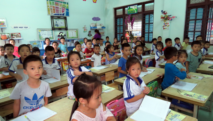 Số học sinh đông ảnh hưởng đến chất lượng giáo dục.
