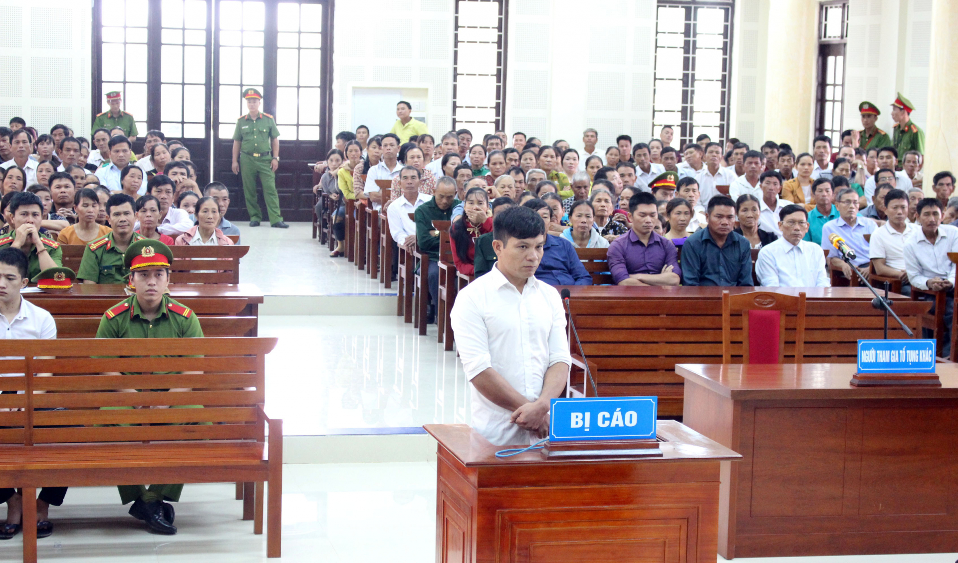 Các vụ án trọng điểm luôn thu hút sự quan tâm của người dân.  