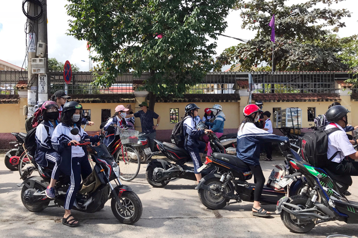 Xe máy điện là phương tiện giao thông ngày càng được nhiều lứa tuổi học sinh ở các bậc học THCS, THPT sử dụng.  