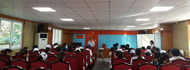 Các học viên đang cập nhật kiến thức về huyết học truyền máu từ các bác sĩ của Bệnh viện Bạch Mai