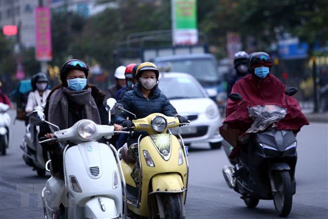 Người dân Hà Nội chuẩn bị sẵn áo ấm để chống rét. (Ảnh: Danh Lam/TTXVN)