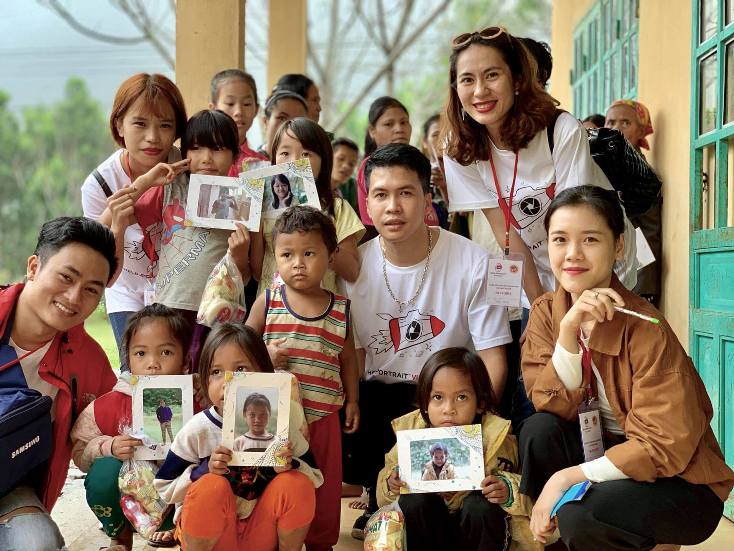 175 bức ảnh cùng nhiều phần quà áo quần, sữa và bánh kẹo cho những bà con có hoàn cảnh khó khăn tại hai bản Ón và Mò O Ồ Ồ, (xã Thượng Hóa).