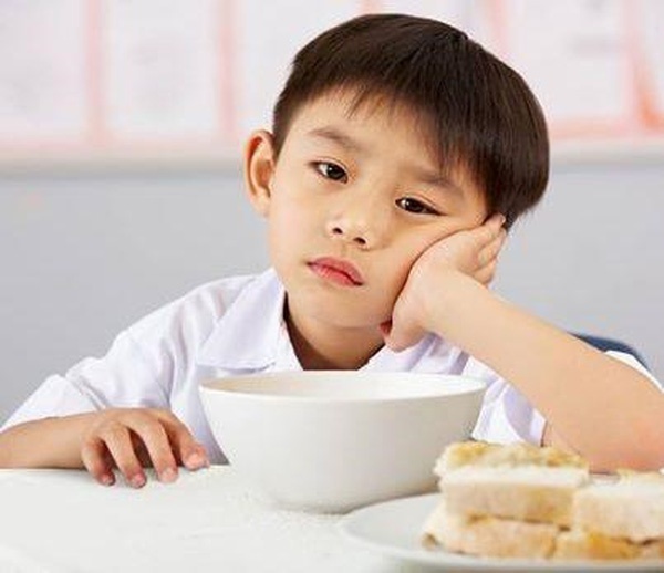 Không nên ép buộc trẻ trong bữa ăn
