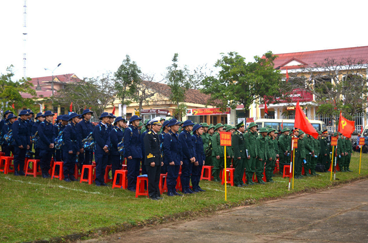 Thanh niên Quảng Ninh hăng hái lên đường nhập ngũ.