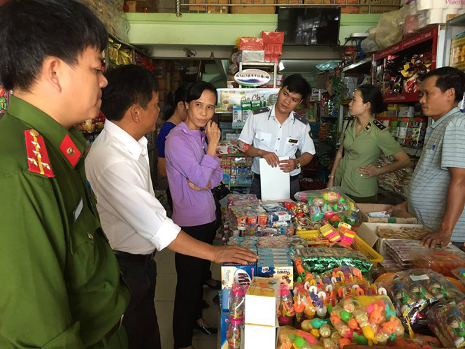 Đoàn kiểm tra liên ngành về ATTP đang kiểm tra tại một cơ sở kinh doanh thực phẩm trên địa bàn tỉnh