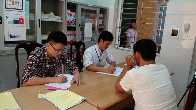 Cán bộ y tế đang lập hồ sơ theo dõi điều trị cho bệnh nhân