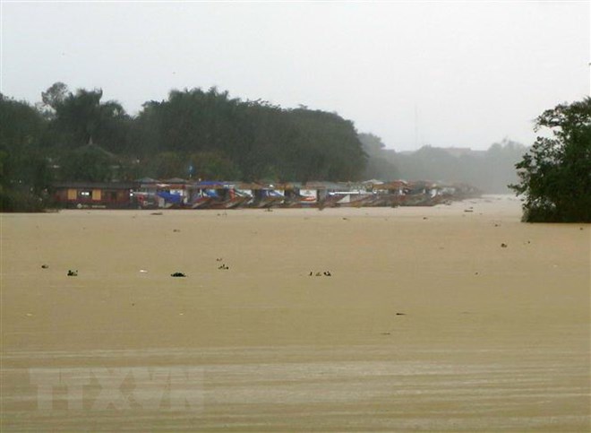 Mưa to, mực nước trên sông Hương đang lên, đề phòng gây úng ngập vào ban đêm ở vùng hạ du (ảnh chụp lúc 17 giờ ngày 10-12). (Ảnh: Quốc Việt/TTXVN)