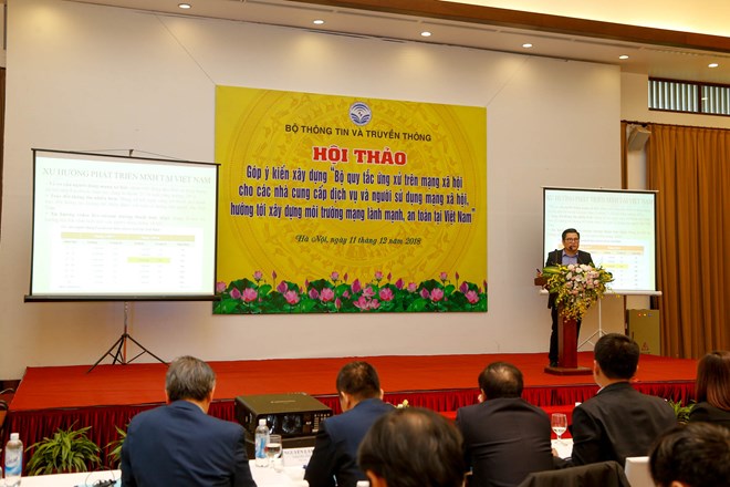 Ông Đỗ Quý Vũ, phó viện trưởng Viện Chiến lược Thông tin và Truyền thông trình bày kết quả nghiên cứu. (Ảnh: Minh Sơn/Vietnam+)