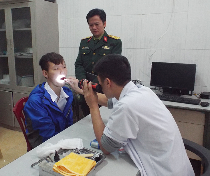 Thanh niên huyện Tuyên Hóa tham gia khám tuyển NVQS và CAND.