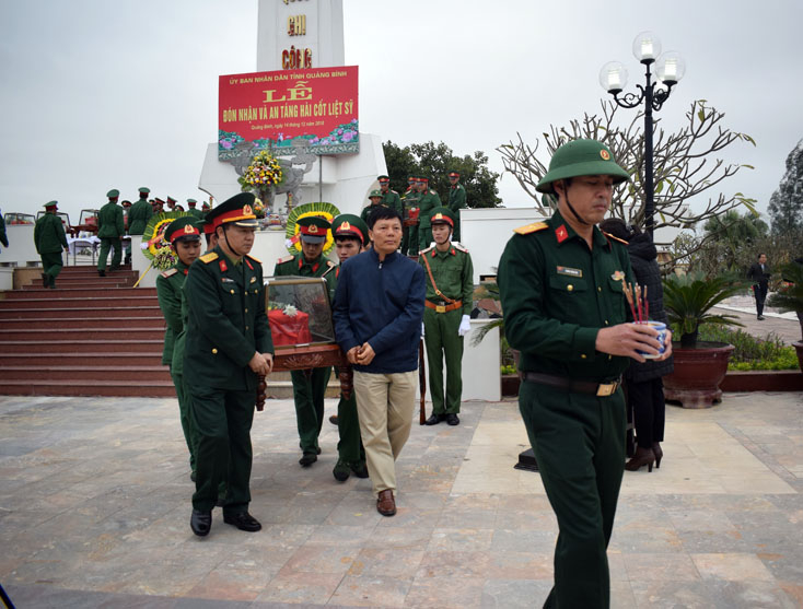 Đại diện lãnh đạo Sở Lao động - Thương binh và Xã hội cùng Bộ Chỉ huy Quân sự tỉnh tiễn đưa các Liệt sỹ với đất mẹ tại Nghĩa trang liệt sĩ Ba Dốc.