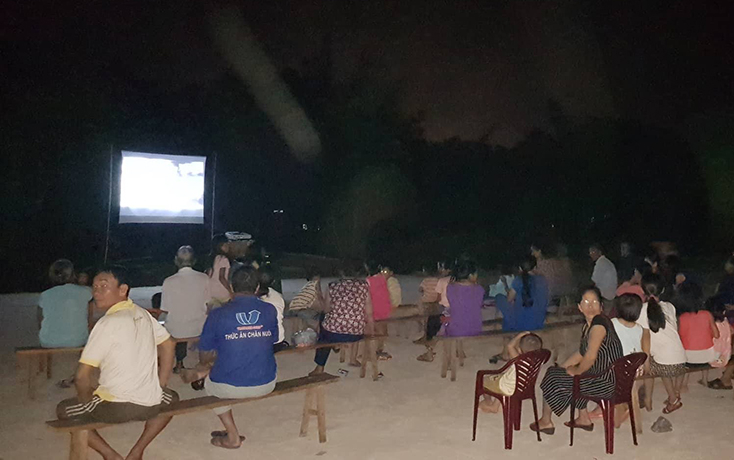  Người dân bản Tà Vờng xã Trọng Hóa đi xem chiếu phim lưu động