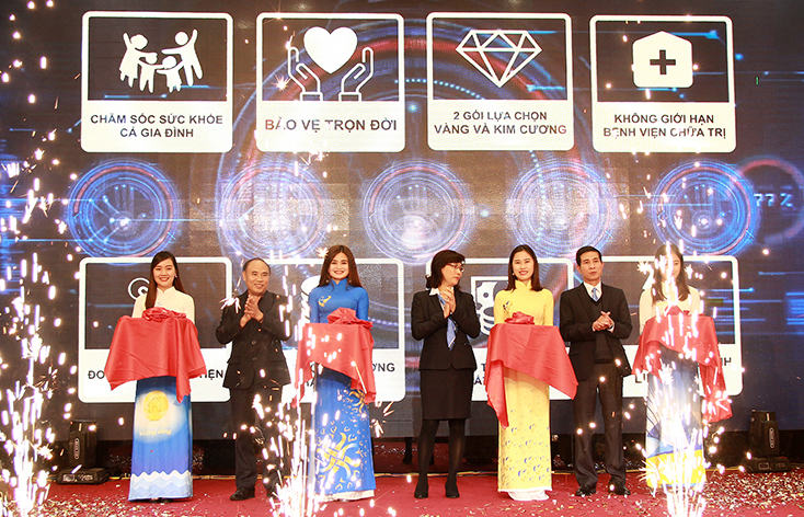 Các đại biểu cắt băng khai trương sản phẩm bảo hiểm nhân thọ “Trọn Đời Yêu Thương”.