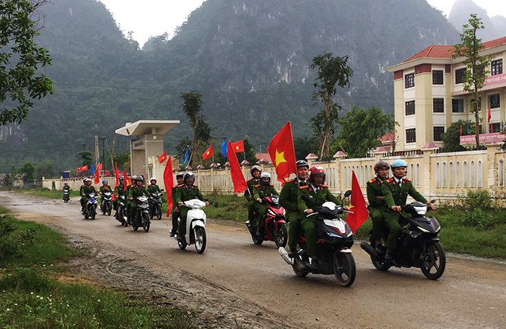 Sau lễ ra quân, Công an Minh Hóa đã tổ chức tuyên truyền lưu động phổ biến giáo dục pháp luật tại các địa bàn.