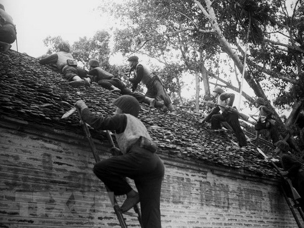 Các chiến sỹ Vệ Quốc đoàn chiến đấu kiên cường bảo vệ từng ngôi nhà, tấc đất của Thủ đô. (Ảnh: Tư liệu TTXVN)