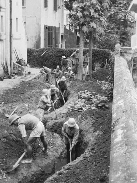 Quân và dân Hà Nội đào giao thông hào ngay trong Bắc Bộ phủ, sẵn sàng chiến đấu chống thực dân Pháp. (Ảnh: Tư liệu TTXVN)
