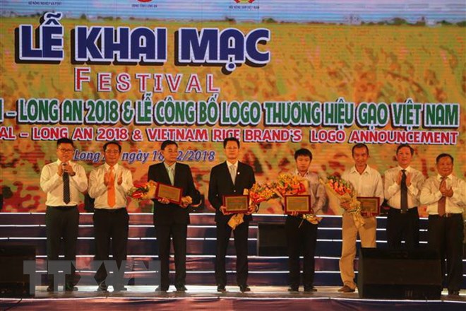 Ban tổ chức vinh danh các doanh nghiệp có nhiều đóng góp cho ngành nông nghiệp. (Ảnh: Thanh Bình/TTXVN)