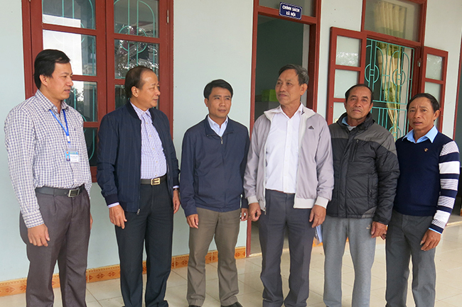 Đại biểu HĐND tỉnh, ông Trần Văn Tuân, Ủy viên Ban Thường vụ Tỉnh ủy, Chủ tịch Ủy ban MTTQ Việt Nam tỉnh đang trò chuyện với cử tri huyện Lệ Thủy