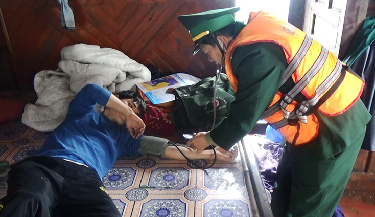 Cán bộ quân y khám, kiểm tra sức khỏe cho ngư dân.