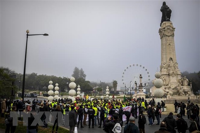 Người biểu tình đòi cắt giảm thuế tại Lisbon, Bồ Đào Nha ngày 21-12-2018. (Ảnh: AFP/ TTXVN)