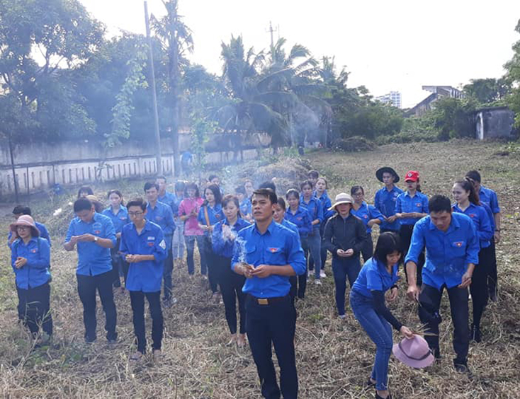 Các đoàn viên thắp hương tại di tích