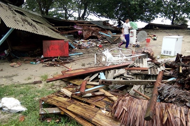 Hiện trường đổ nát sau khi sóng thần bất ngờ ập vào vùng bờ biển quanh Eo biển Sunda, Indonesia tối 22-12-2018. (Nguồn: AFP/TTXVN)