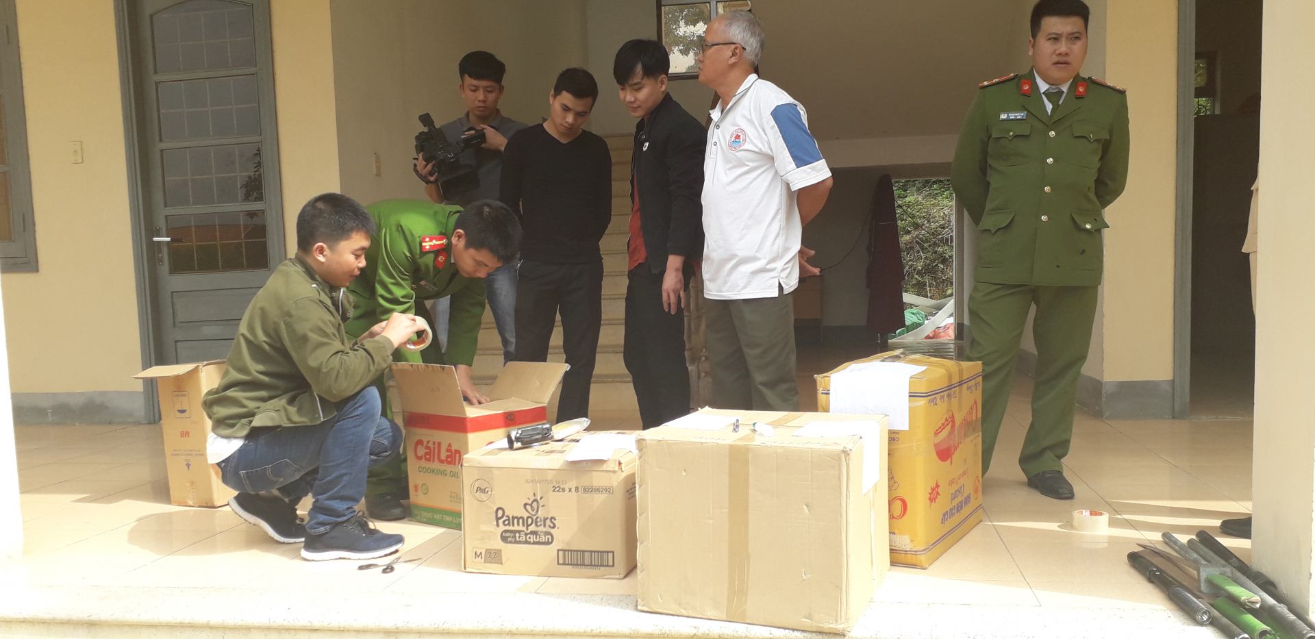 65 hộp pháo hoa cùng nhiều hung khí được công an Tuyên Hóa thu giữ