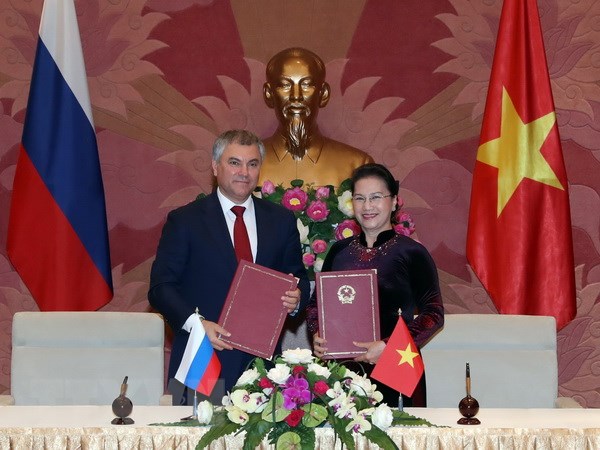 Chủ tịch Quốc hội Nguyễn Thị Kim Ngân và Chủ tịch Duma Quốc gia Nga Vyacheslav Viktorovich Volodin ký Thỏa thuận hợp tác giữa Quốc hội hai nước. (Ảnh: Trọng Đức/TTXVN)