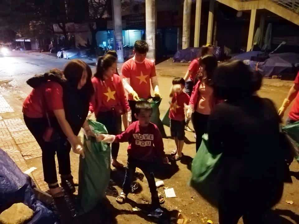 Nhiều bạn nhiệt tình tham gia hoạt động cùng đội nhóm nhặt rác đường phố trong đêm lễ