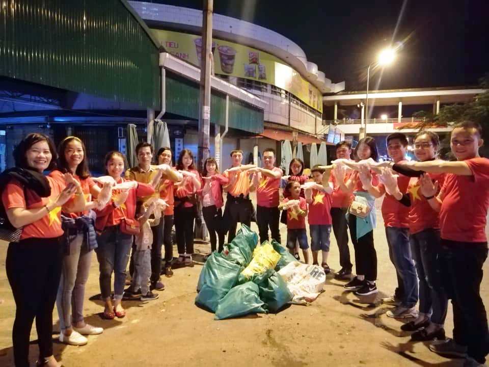 Hành động đầy ý nghĩa của nhóm Trashpackers