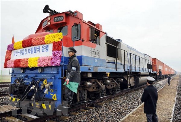 Tàu chở hàng vào Nhà ga Panmun ở thị trấn biên giới Kaesong, Triều Tiên. (Nguồn: AFP/TTXVN)