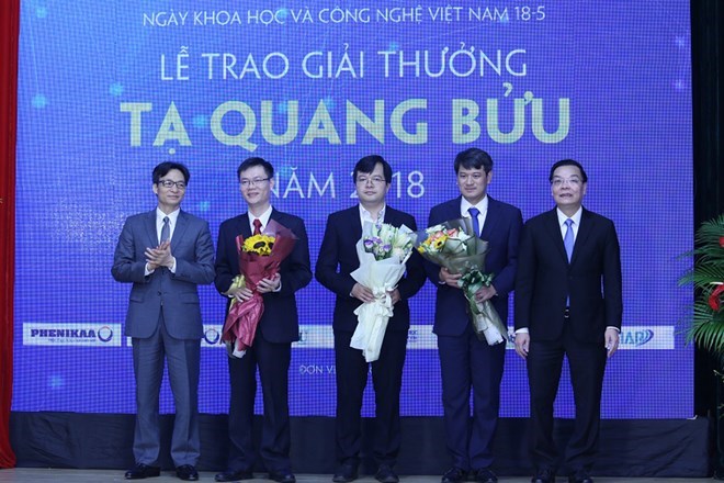  Phó Thủ tướng Vũ Đức Đam (trái), Bộ trưởng Bộ KHCN Chu Ngọc Anh (phải) và ba nhà khoa học xuất sắc. (Ảnh: Bộ KHCN)