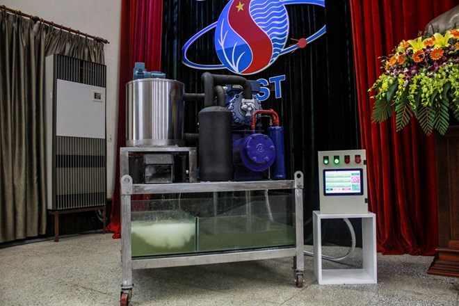  Sản phẩm máy làm đá tuyết từ nước biển của Việt Nam. (Ảnh: Minh Sơn/Vietnam+)