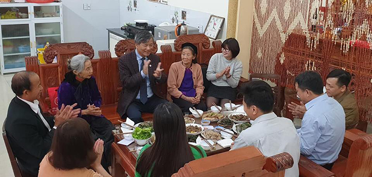 Tác giả gặp lại những người thân trong gia đình đã cưu mang mình những năm tháng học sinh K8