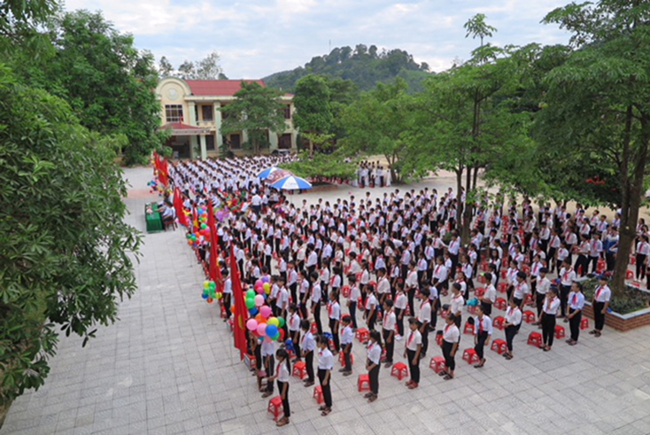 Ngôi trường miền biên giới được các thế hệ thầy và trò nơi đây dựng xây ngày một khang trang, xanh-sạch-đẹp.