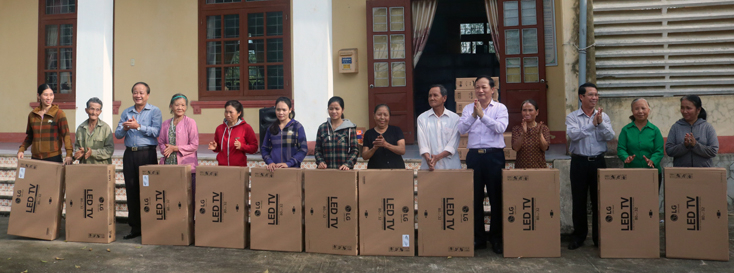 Các đồng chí lãnh đạo tỉnh trao ti vi cho các hộ nghèo xã Kim Hoá, huyện Tuyên Hoá.