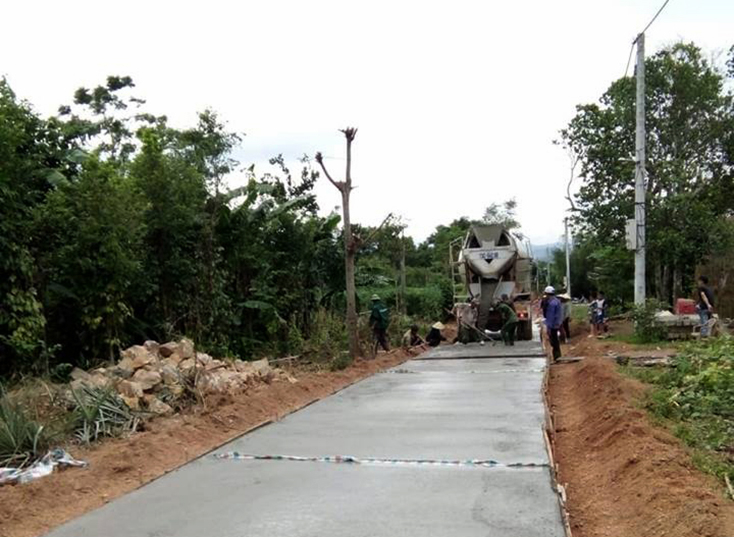 Những tuyến đường đổ bê tông mới, sạch đẹp, khang trang.