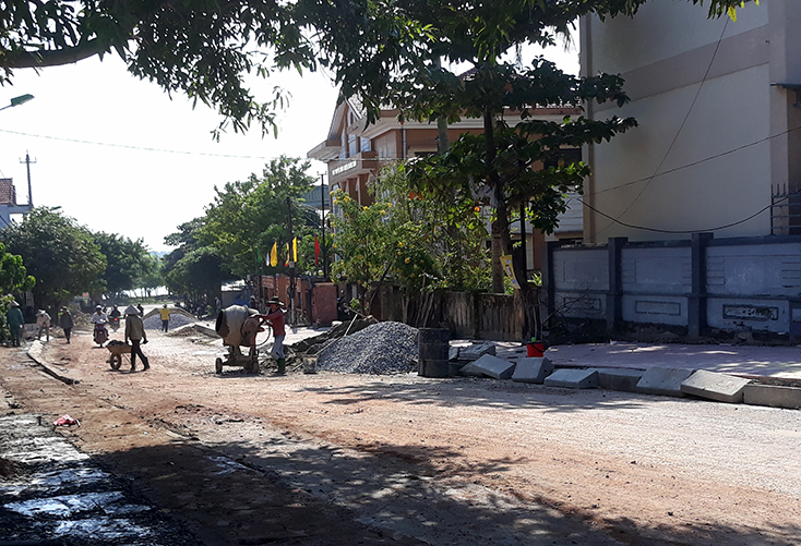 Hạ tầng giao thông của huyện Quảng Ninh được đầu tư chỉnh trang.   