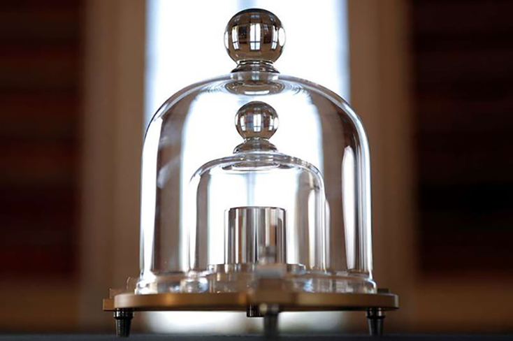 Khối kilogram chuẩn đang được lưu trữ tại Paris - Ảnh: REUTERS