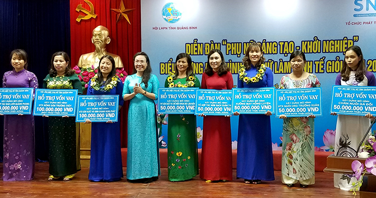 Đồng chí Phạm Thị Hân, Chủ tịch Hội LHPN tỉnh trao tiền hỗ trợ vốn vay cho các cá nhân có ý tưởng khởi nghiệp.