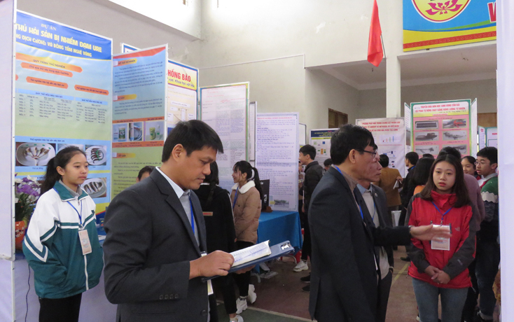 Ban Giám khảo đang nghe học sinh thuyết trình về ý tưởng của mình tại khu trưng bày các dự án được chọn vào vòng chung kết cấp tỉnh.